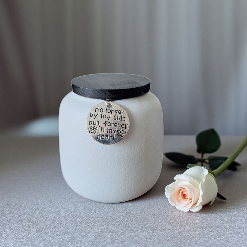 Witte urn met keepsake hangertje - 200 ML