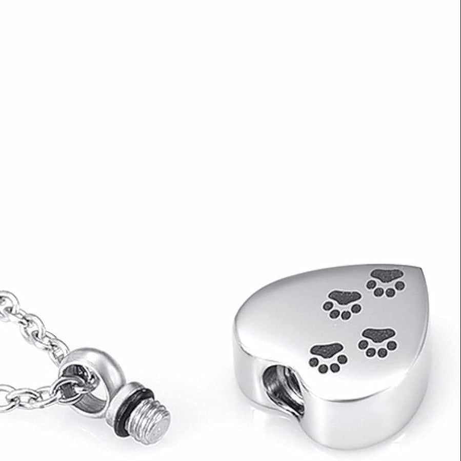 Prachtige hartvormige hanger in het zilverkleur, met 4 zwarte pootafdrukjes.