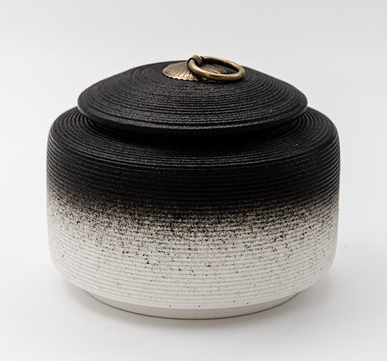 urn met een oosterse look en in het zwart-wit