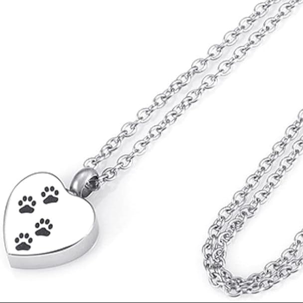 Prachtige hartvormige hanger in het zilverkleur, met 4 zwarte pootafdrukjes.