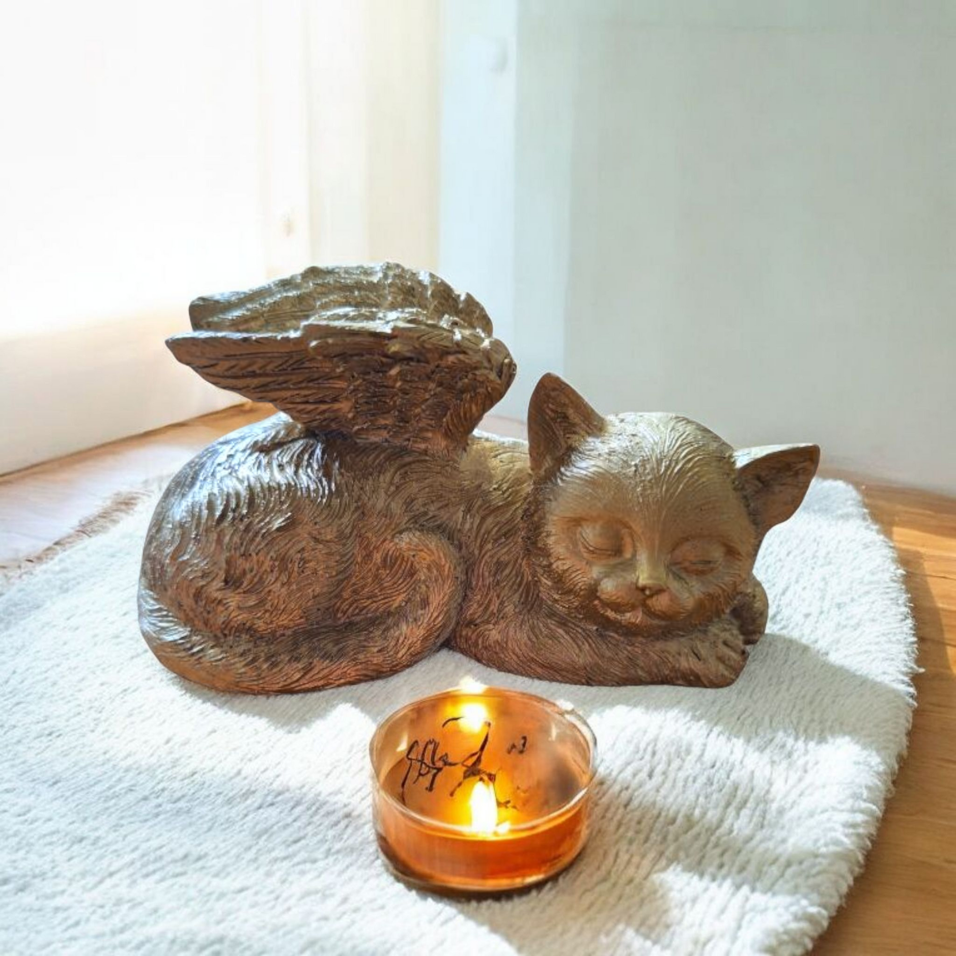 Beeldje van slapend katje met engelenvleugels als gedenkbeeld voor overleden kat