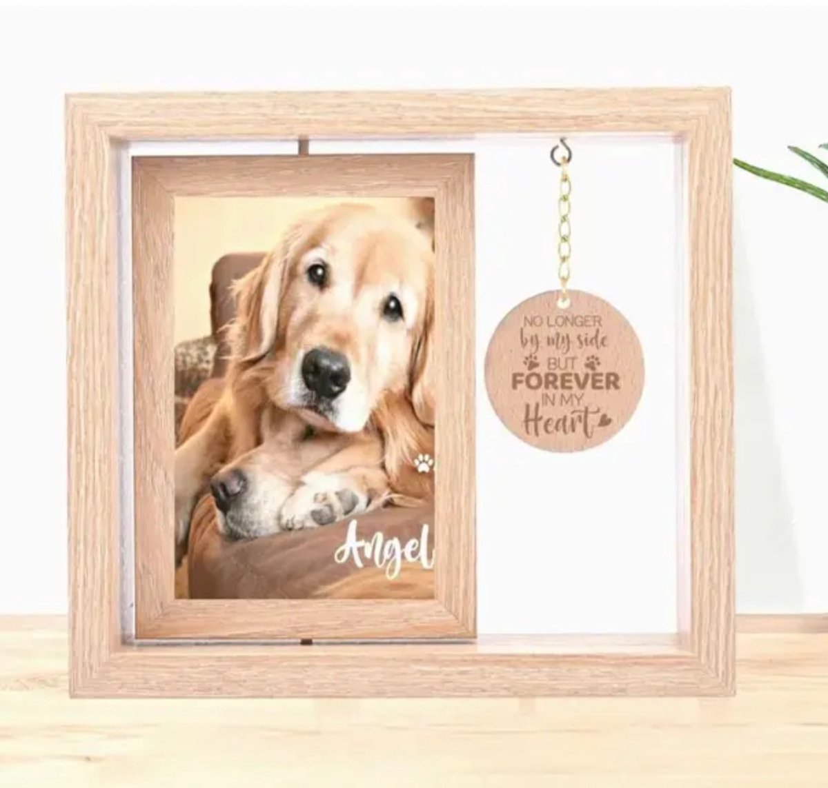 Fotolijst met ruimte voor een mooie foto en bevat een glazen asbuisje waarin je een klein beetje as of een plukje haar kunt bewaren.