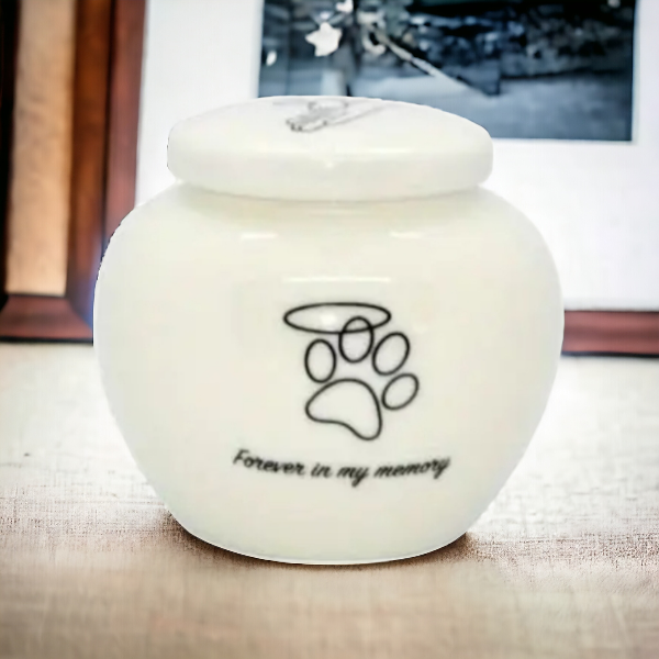 Elegante witte urn met zwarte opdruk, speciaal ontworpen als een liefdevol eerbetoon aan jouw geliefde kat.