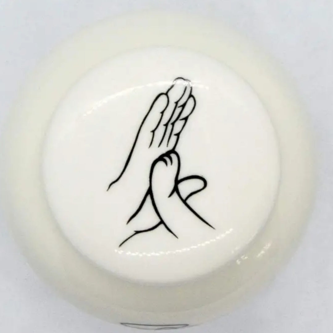 Elegante witte urn met zwarte opdruk, speciaal ontworpen als een liefdevol eerbetoon aan jouw geliefde kat.