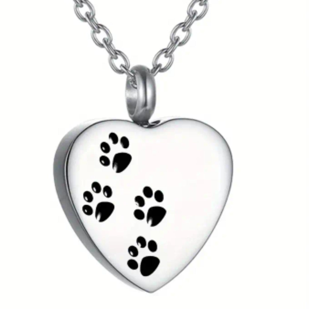 Prachtige hartvormige hanger in het zilverkleur, met 4 zwarte pootafdrukjes.