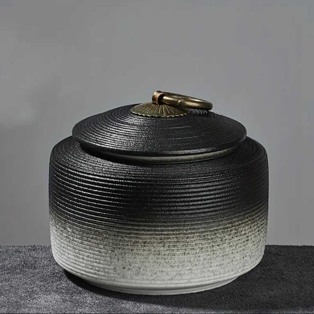 urn met een oosterse look en in het zwart-wit