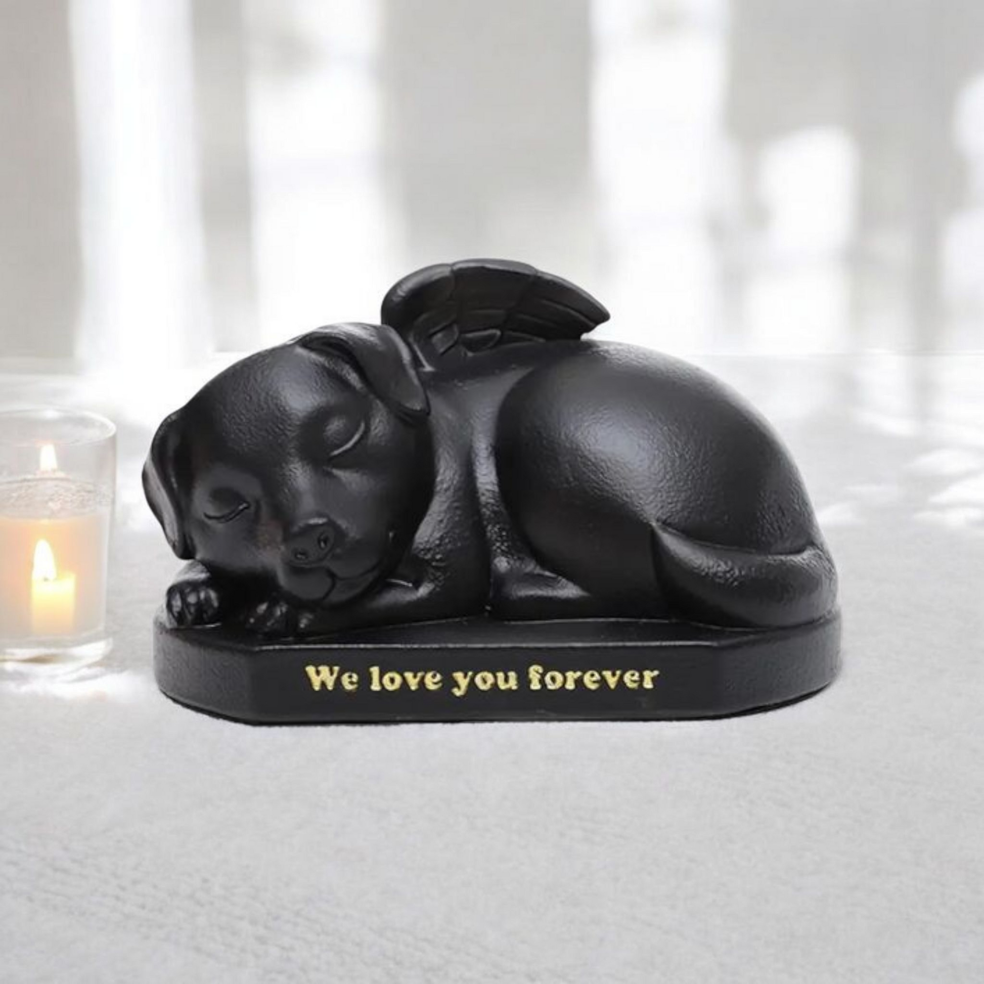 urn, in de vorm van een slapende hond met zachte engelenvleugels- zwart