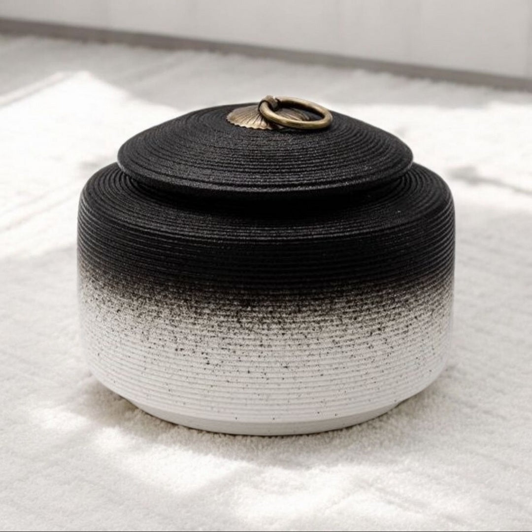 urn met een oosterse look en in het zwart-wit