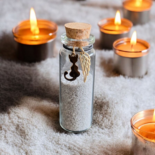 Bewaar as, haar of snorharen van je kat in een stijlvol memorial flesje met hangers.