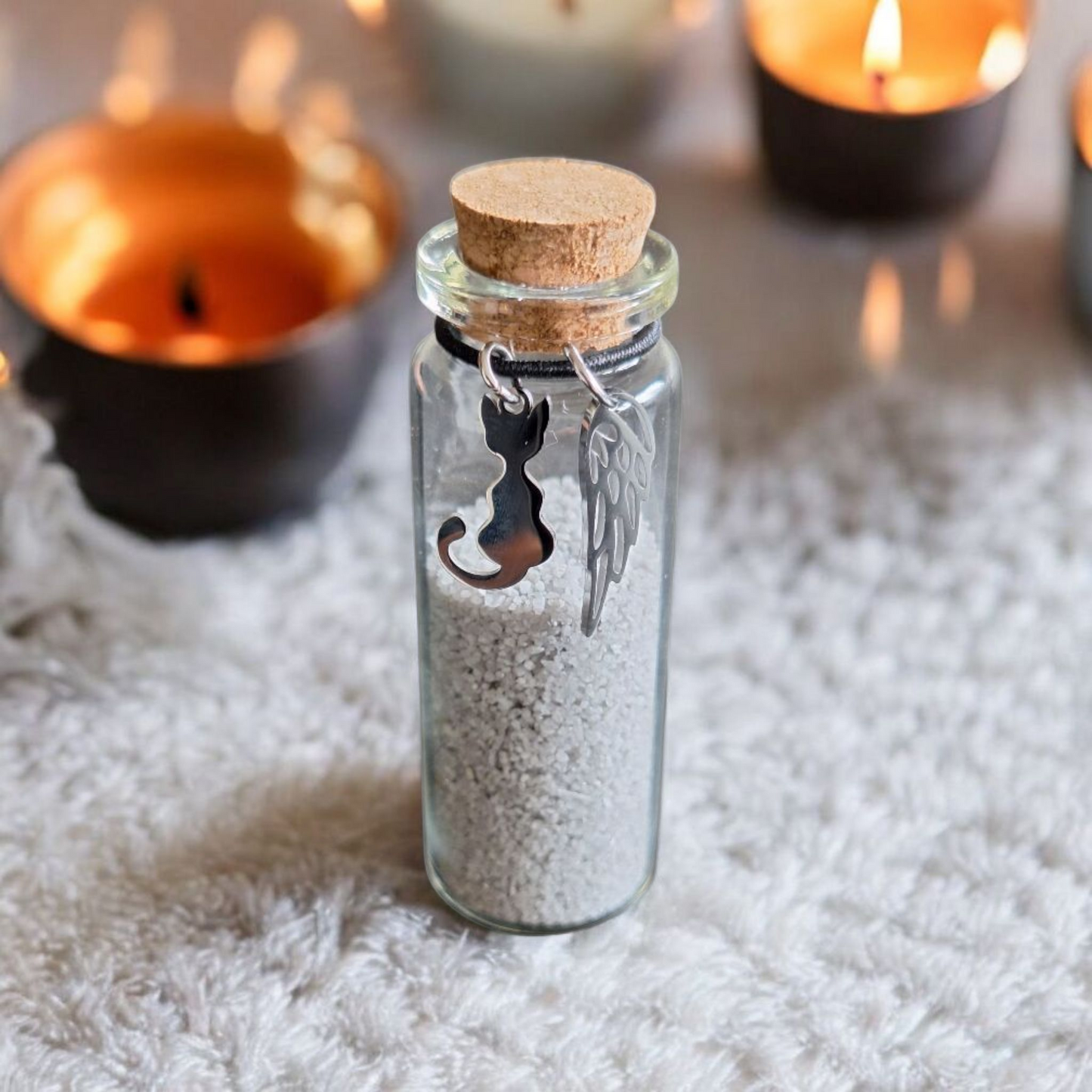 Bewaar as, haar of snorharen van je kat in een stijlvol memorial flesje met hangers.