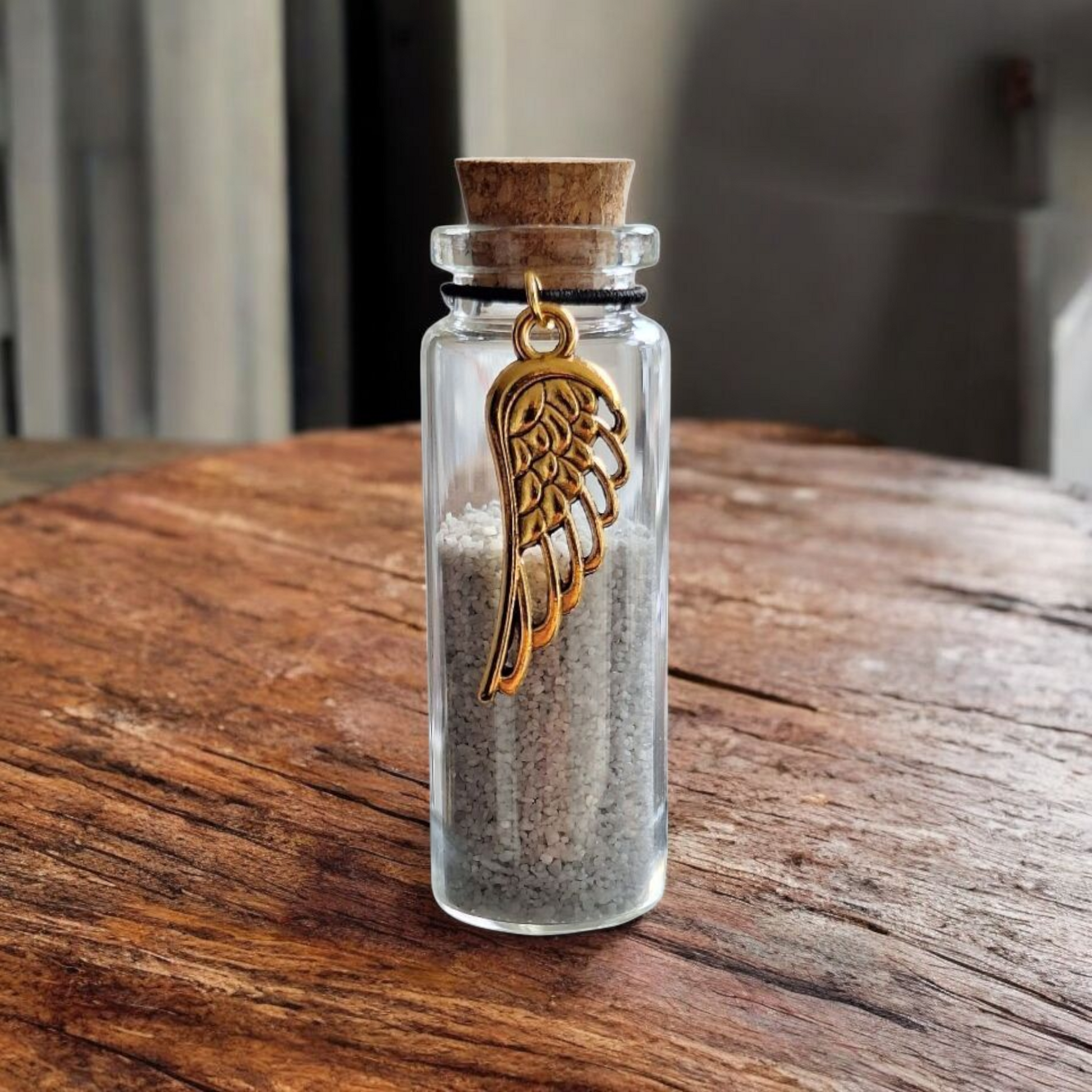 Bewaar as, haar of snorharen van je huisdier in een stijlvol memorial flesje met een goudkleurige engelenvleugel hanger.