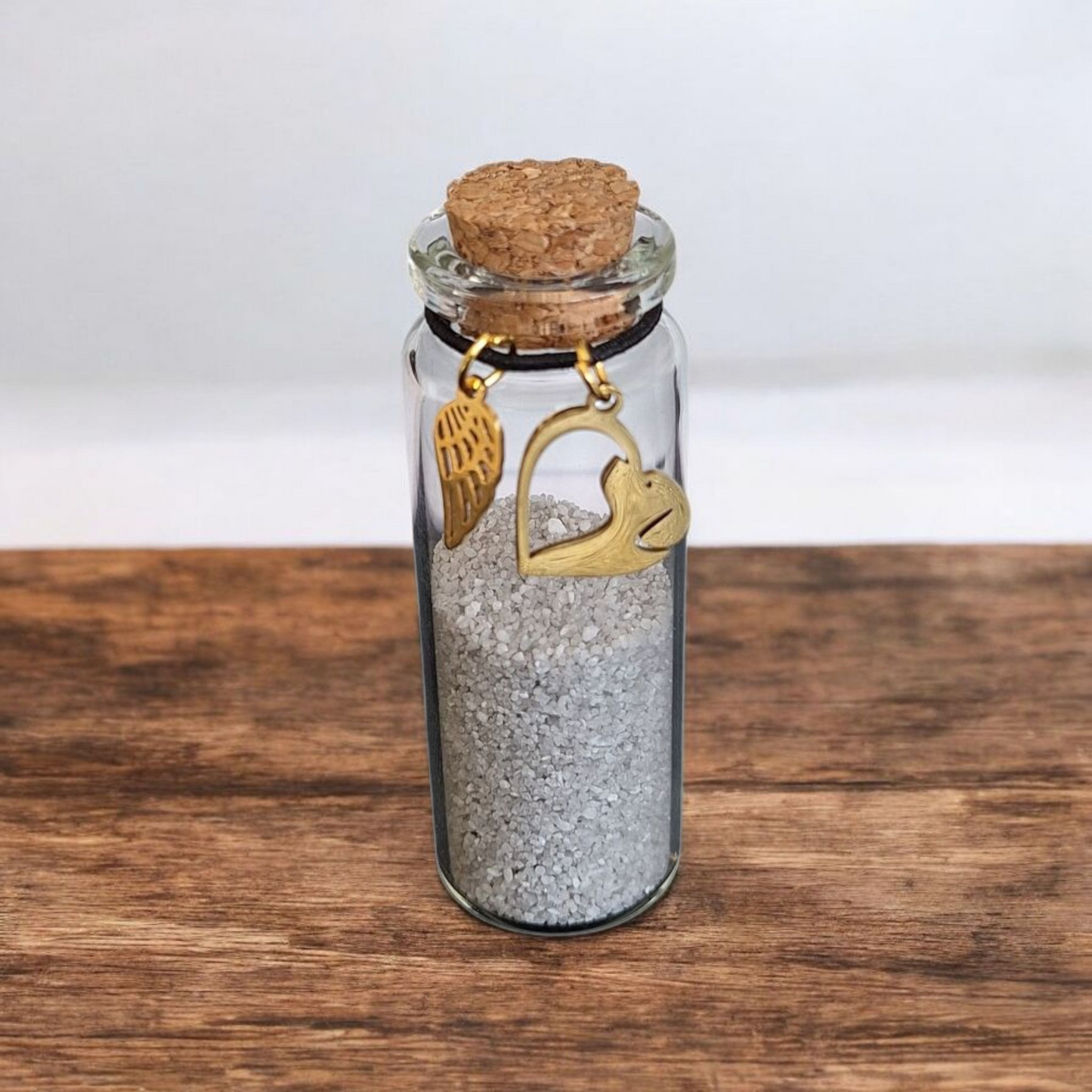 Klein flesje als mini urn voor hond