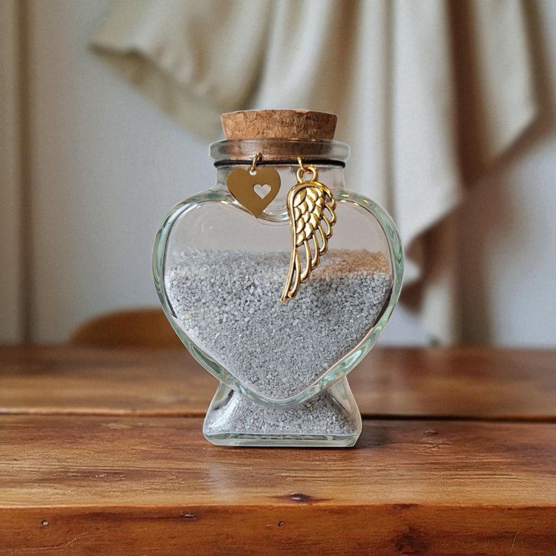 herdenkingsflesje  kan gevuld worden met een klein beetje as, een plukje haar, snorhaartjes of andere kleine aandenken