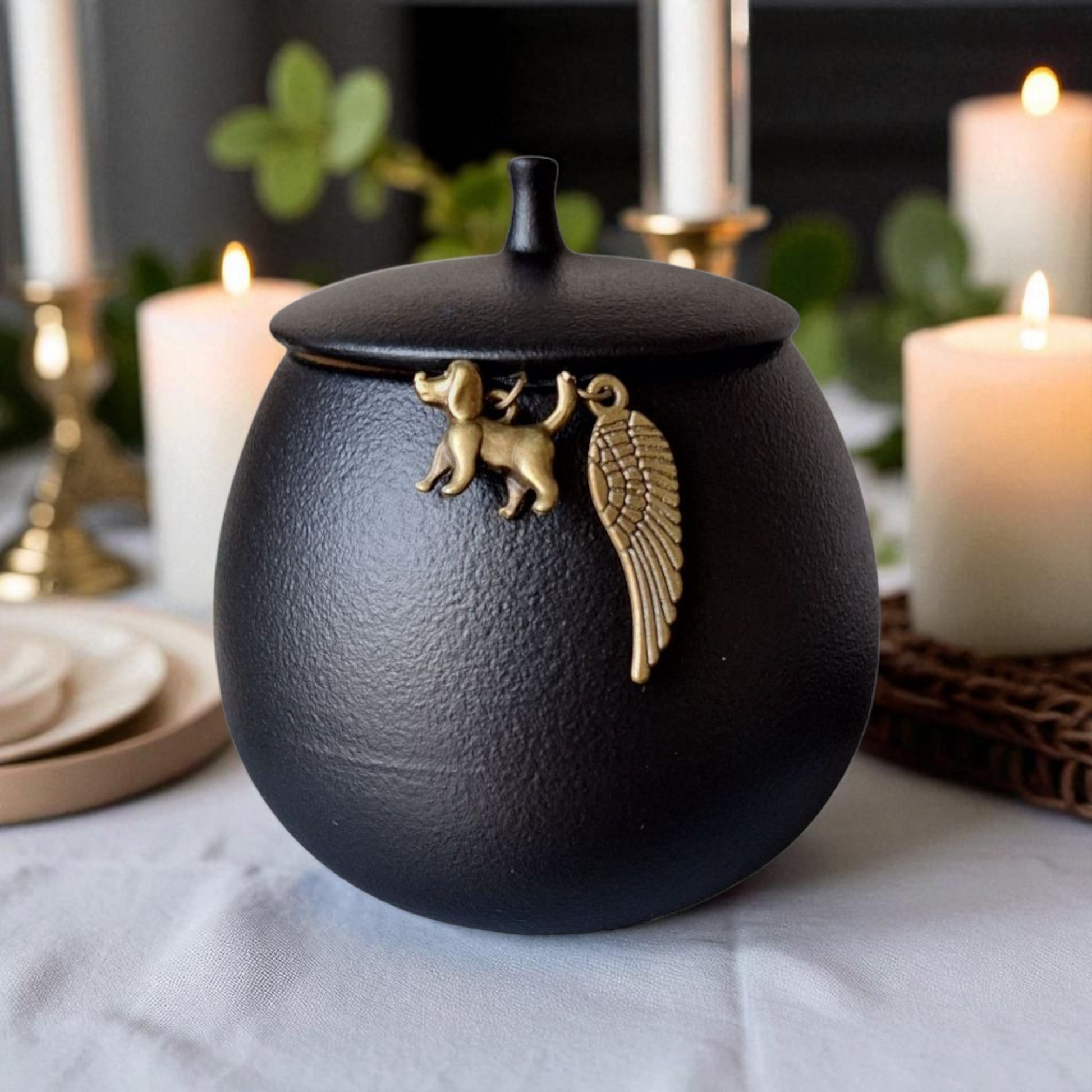 Mini urn zwart voor hond, met 2 bronzen keepsake hangertjes