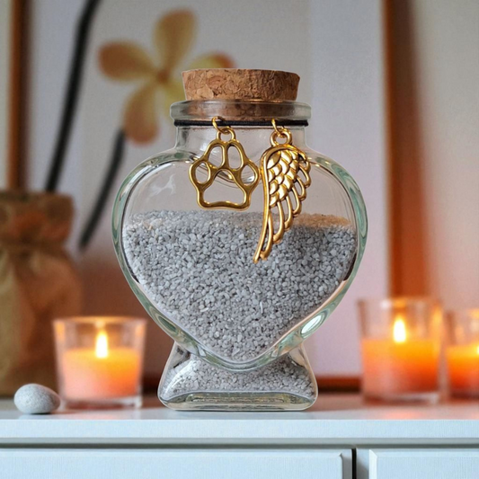 Glazen urntje huisdier met goudkleurige hangers eraan. Vul het met as, haar of een klein aandenken aan je huisdier.
