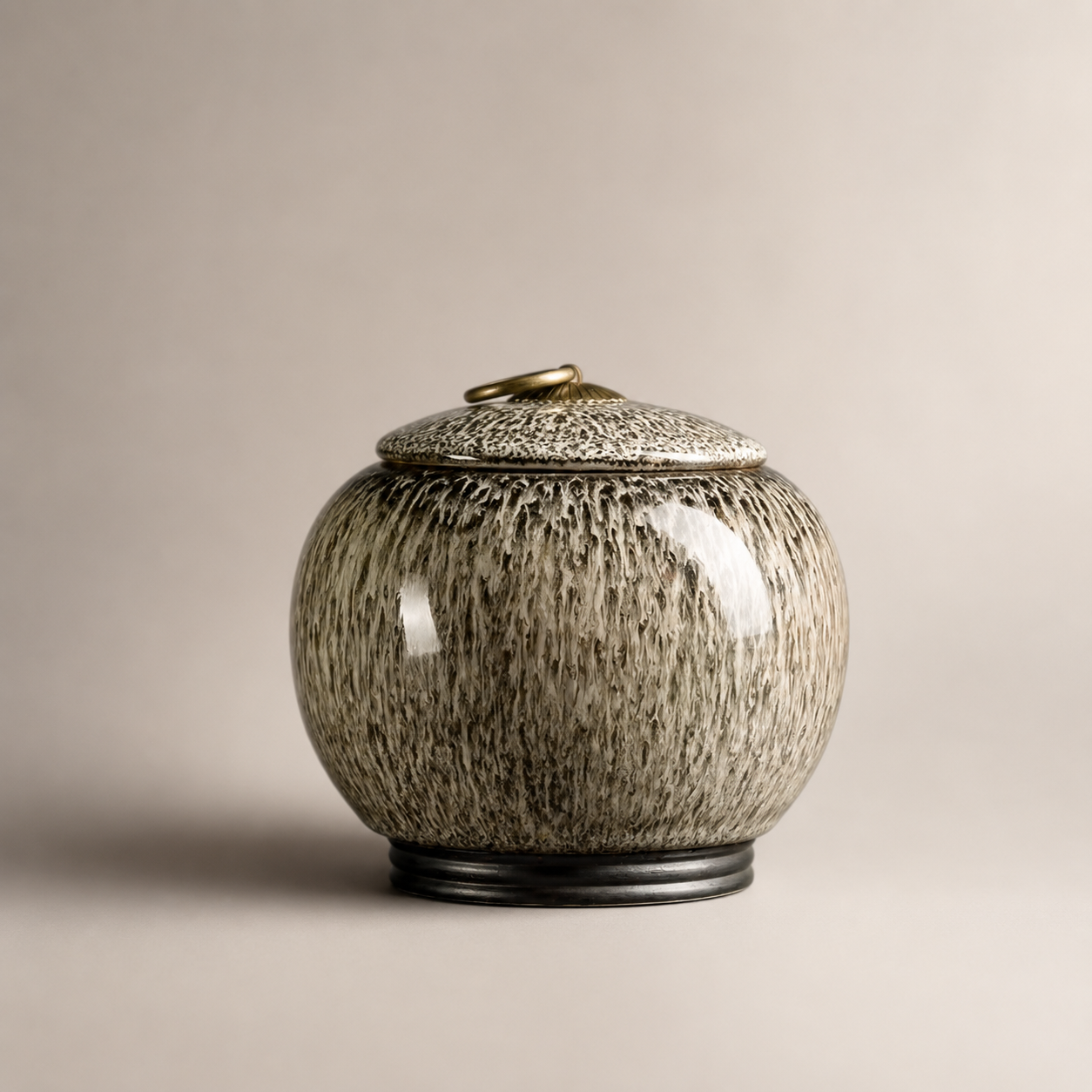 Zwarte keramische honden urn met gouden hondje op deksel, rond model van 13 cm breed