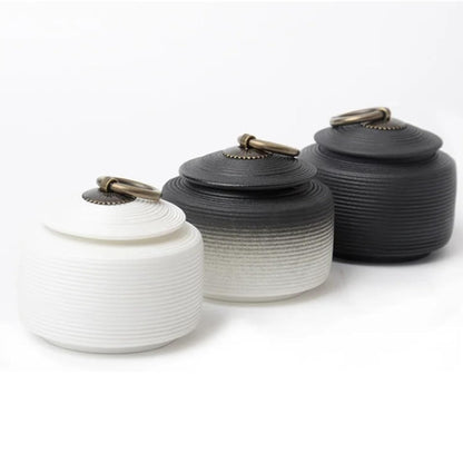  urn met een oosterse look en in het zwart-wit 