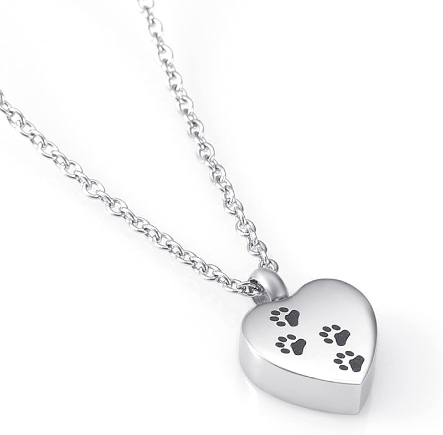 Prachtige hartvormige hanger in het zilverkleur, met 4 zwarte pootafdrukjes.