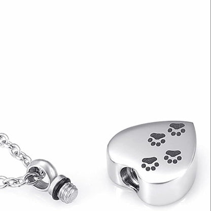 Prachtige hartvormige hanger in het zilverkleur, met 4 zwarte pootafdrukjes.