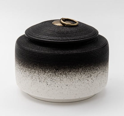  urn met een oosterse look en in het zwart-wit 