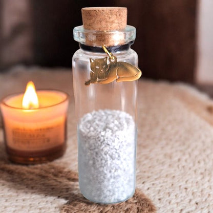 Memorial flesje voor as van overleden kat

