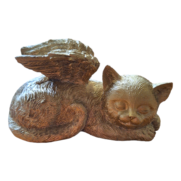 Beeldje van slapend katje met engelenvleugels als gedenkbeeld voor overleden kat
