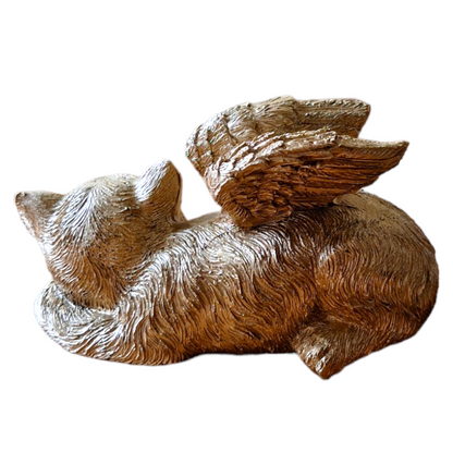 beeld in de vorm van een slapende poes met engelen vleugels