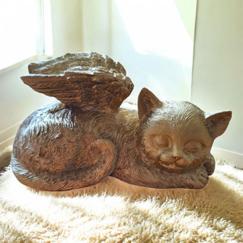 Beeldje van slapend katje met engelenvleugels als gedenkbeeld voor overleden kat

