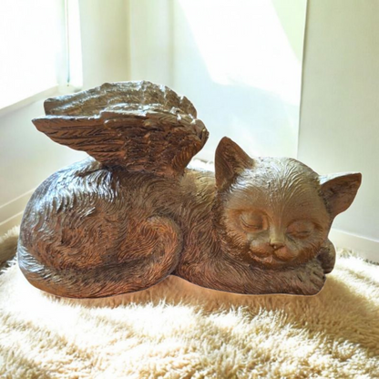 Beeldje van slapend katje met engelenvleugels als gedenkbeeld voor overleden kat

