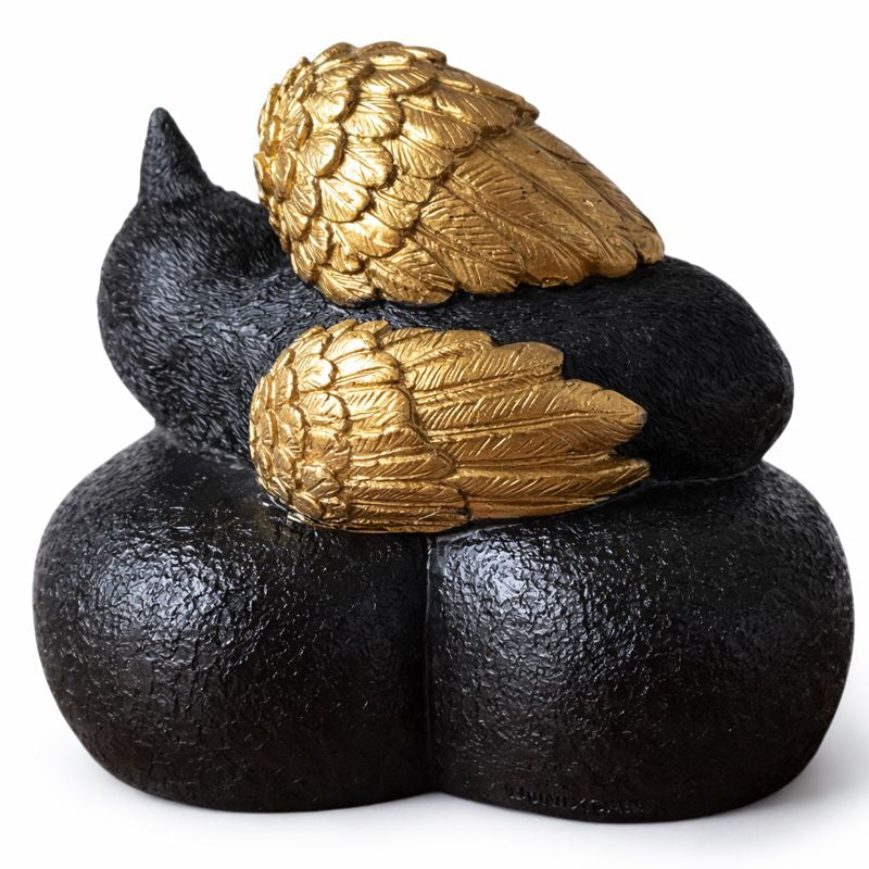 hartvormige gedenkurn voorzien van een vredig slapend katje met gouden engelenvleugels