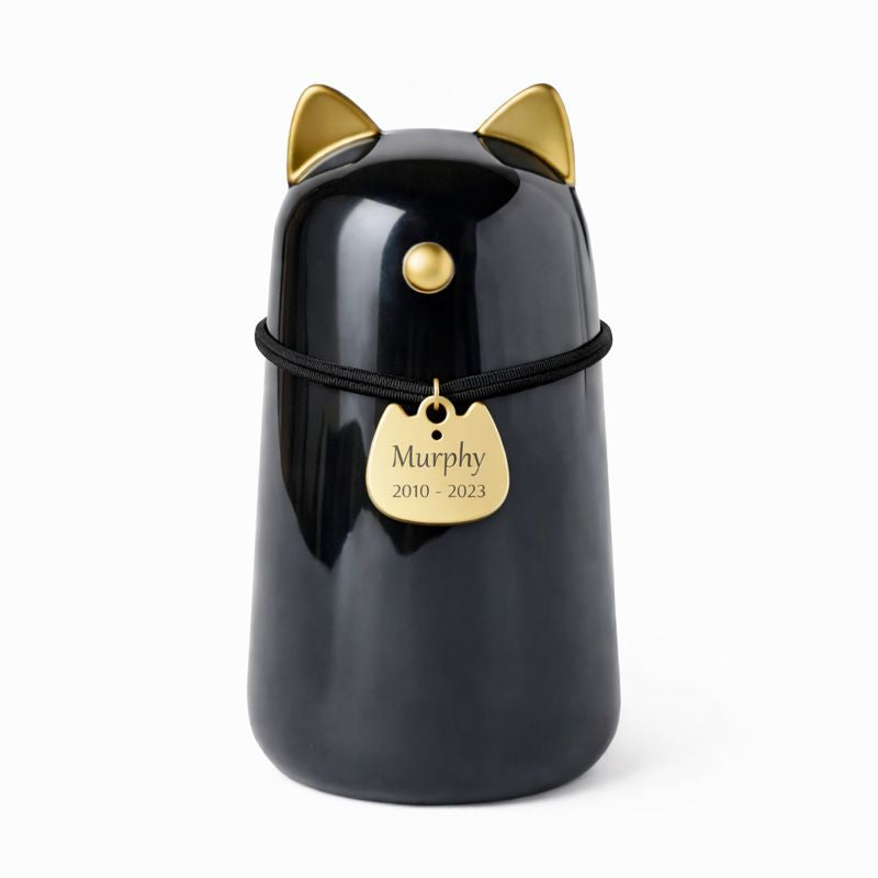 Katten urn 8 x 15 cm  - gemaakt van zwart keramiek, met goudkleurige details en is voorzien van hanger met naam kat
