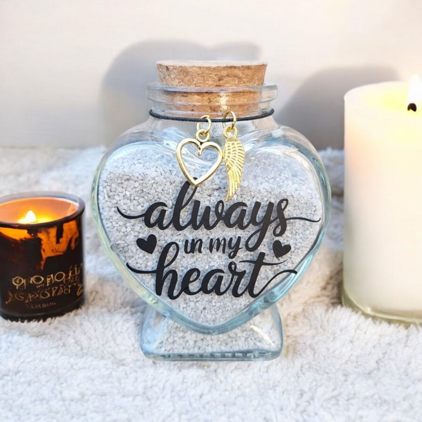 Hartvormige flesje, met de tekst: "Always in my Heart" en biedt een troostvolle manier om een klein beetje as of een plukje vacht van jouw huisdier dichtbij te bewaren.