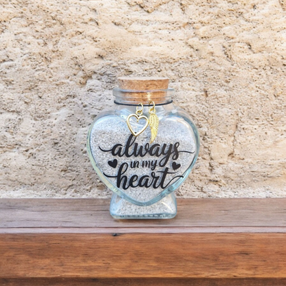 hartvormige flesje, met de tekst: "Always in my Heart" biedt een troostvolle manier om een klein beetje as of een plukje vacht van jouw huisdier dichtbij te bewaren.