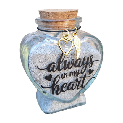hartvormige flesje, met de tekst: "Always in my Heart" biedt een troostvolle manier om een klein beetje as of een plukje vacht van jouw huisdier dichtbij te bewaren.