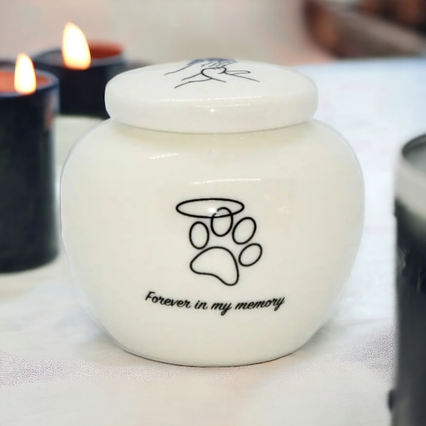 Elegante witte urn met zwarte opdruk, speciaal ontworpen als een liefdevol eerbetoon aan jouw geliefde kat.