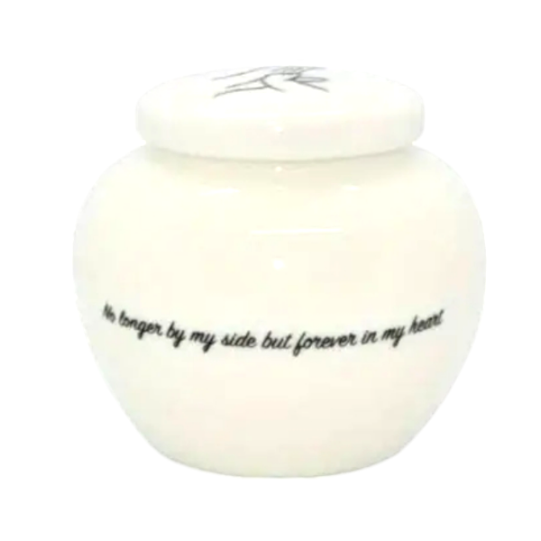 Elegante witte urn met zwarte opdruk, speciaal ontworpen als een liefdevol eerbetoon aan jouw geliefde kat.