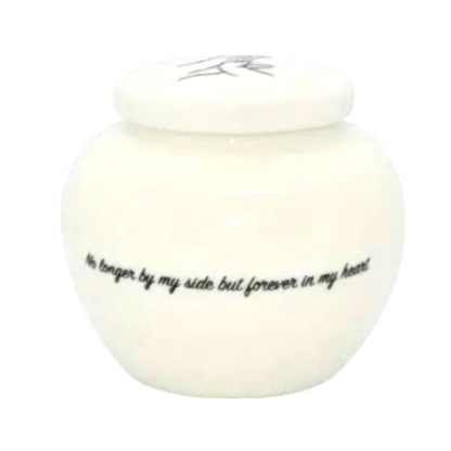 Elegante witte urn met zwarte opdruk, speciaal ontworpen als een liefdevol eerbetoon aan jouw geliefde kat.