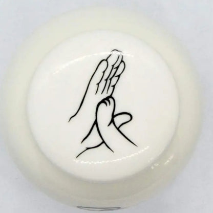 Elegante witte urn met zwarte opdruk, speciaal ontworpen als een liefdevol eerbetoon aan jouw geliefde kat.