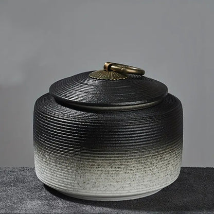  urn met een oosterse look en in het zwart-wit 