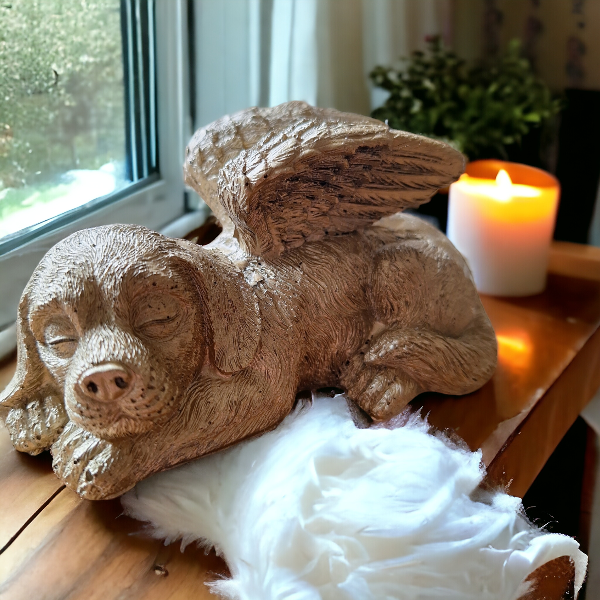 Beeld slapend hondje met engelen vleugels