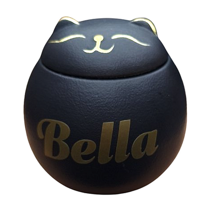 schattige mini-urn in de vorm van een katje - Inhoud: 125 ML -
Afmeting: 7.5 x  H 8 cm -
Materiaal: Keramiek