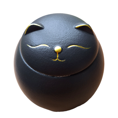 schattige mini-urn in de vorm van een katje - Inhoud: 125 ML -
Afmeting: 7.5 x  H 8 cm -
Materiaal: Keramiek