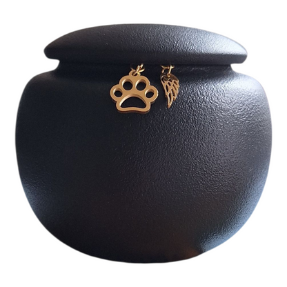 stijlvolle matzwarte urn met 2 gouden hangertjes