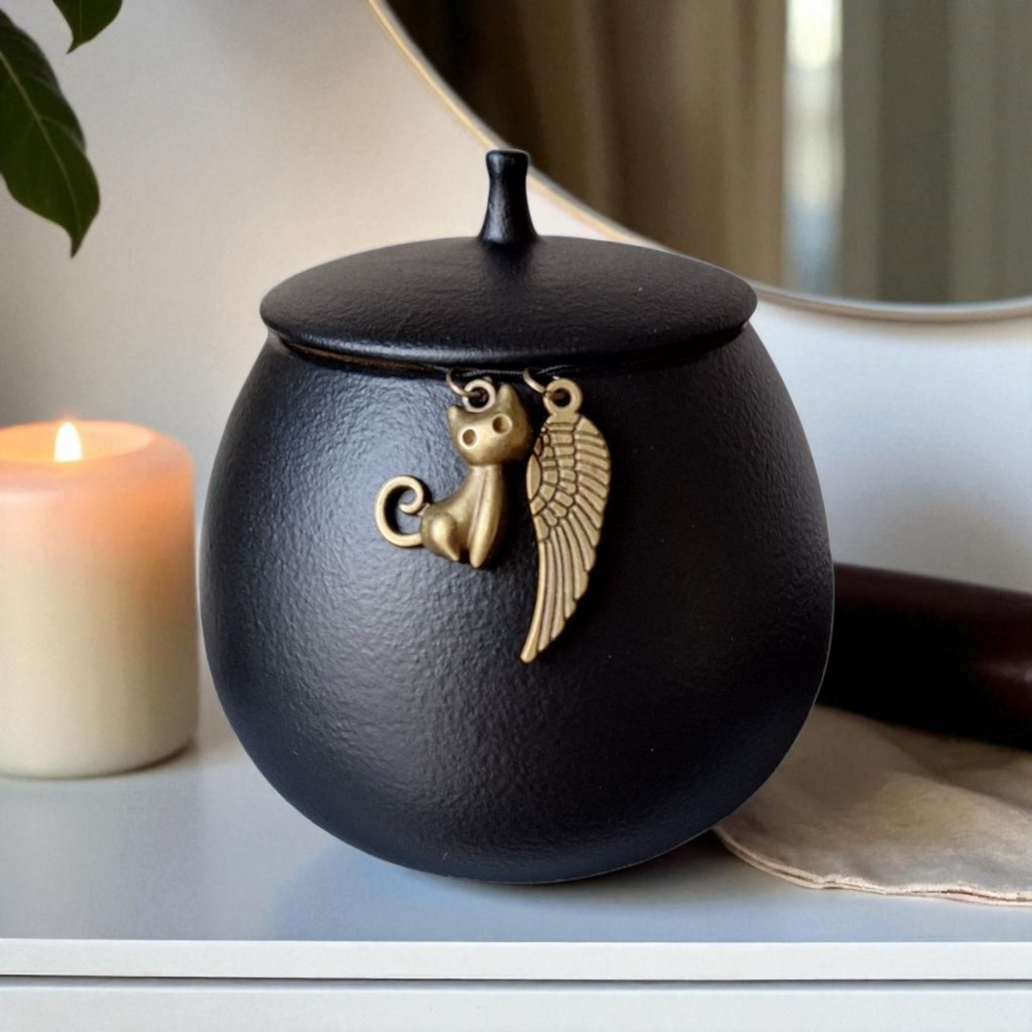 Mini urn zwart voor kat, met 2 bronzen keepsake hangertjes 