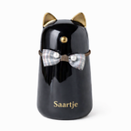 Katten urn met naam - gemaakt van zwart keramiek, met goudkleurige details en is voorzien van een schattig strikje