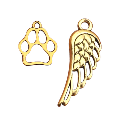 Glazen urntje huisdier met goudkleurige hangers eraan. Vul het met as, haar of een klein aandenken aan je huisdier. 