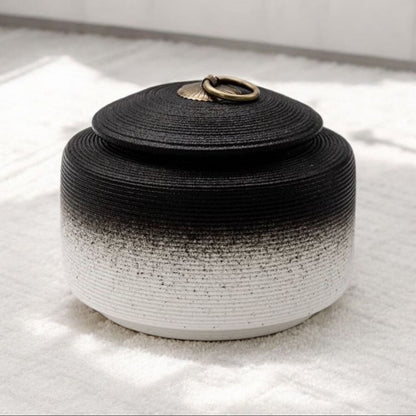  urn met een oosterse look en in het zwart-wit 