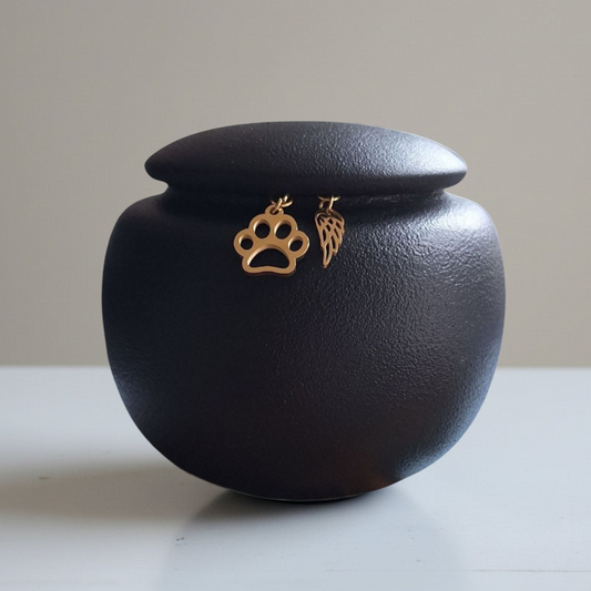 Honden urn in het zwart met gouden hangertjes