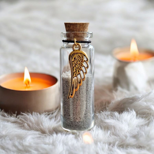 Bewaar as, haar of snorharen van je huisdier in een stijlvol memorial flesje met een goudkleurige engelenvleugel hanger.