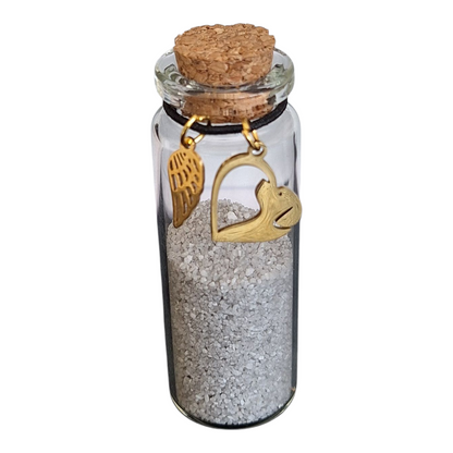 Klein flesje als mini urn voor hond 
